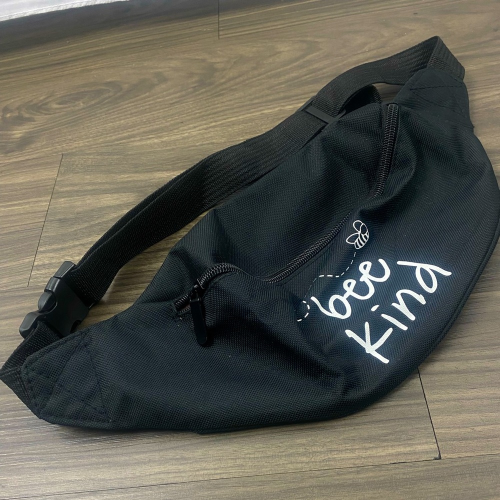 Black “Bee Kind” Funnypack. (UNISEX)